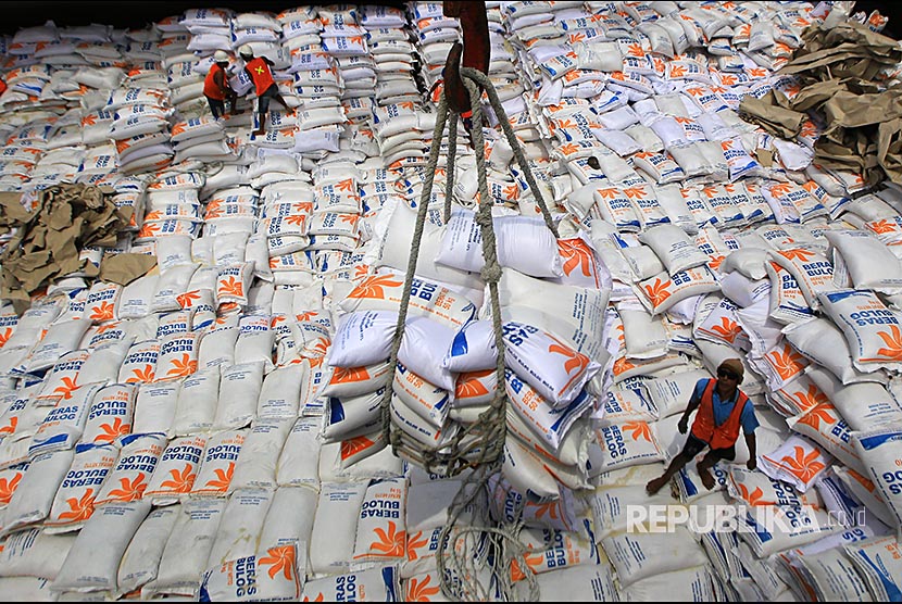 Imported rice from Vietnam arrive at Tanjung Wangi port, Banyuwangi, East Java, Friday (Feb 23).