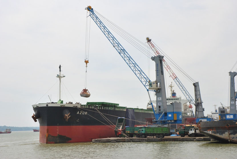 Loading activities at Tanjung Perak Port, Surabaya (illustration)