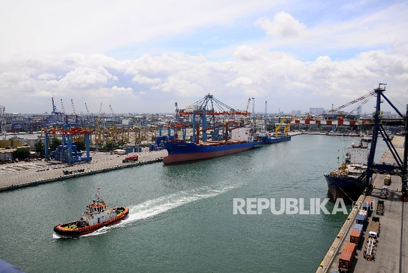  Aktivitas bongkar muat di Pelabuhan Tanjung Priok, Jakarta Utara, Selasa (7/2).