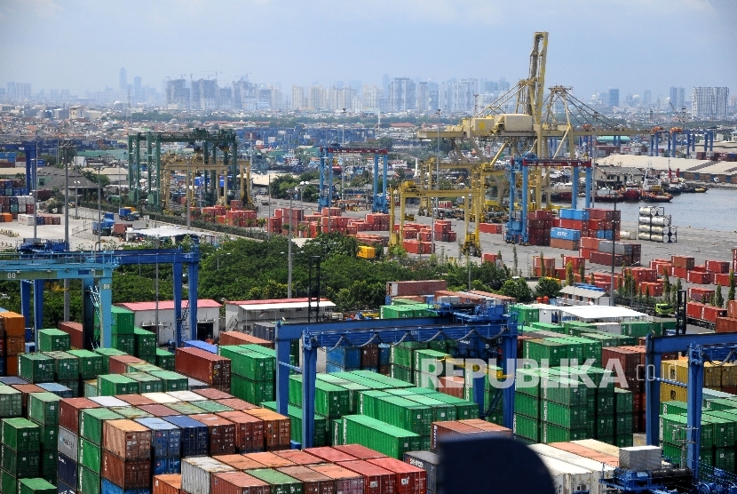 Aktivitas bongkar muat di Pelabuhan Tanjung Priok, Jakarta Utara, Selasa (7/2).