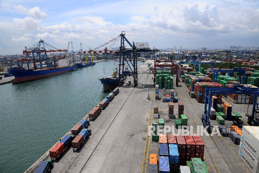 Aktivitas bongkar muat di Pelabuhan Tanjung Priok, Jakarta Utara, Selasa (7/2). 