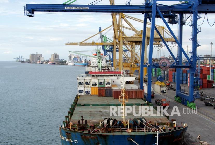 Aktivitas bongkar muat di Terminal Peti Kemas Makassar yang dikelola oleh PT Pelabuhan Indonesia (Pelindo) IV (Persero) di Makassar, Sulawesi Selatan, Senin (20/9/2021). Kementerian Perdagangan (Kemendag) optimistis capaian surplus perdagangan tahun 2021 bakal melampaui 2020.