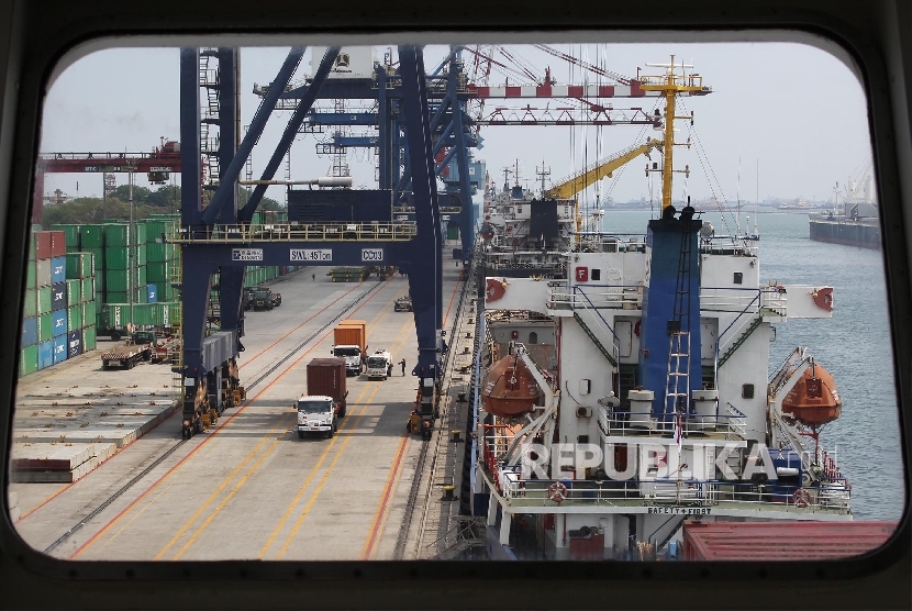 Aktivitas bongkar muat ekspor impor di Pelabuhan Tanjung Priok, Jakarta.