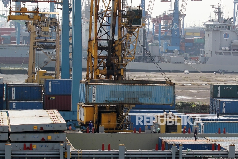 Aktivitas bongkar muat ekspor impor di Pelabuhan Tanjung Priok, Jakarta. ilustrasi (Republika/ Yasin Habibi)