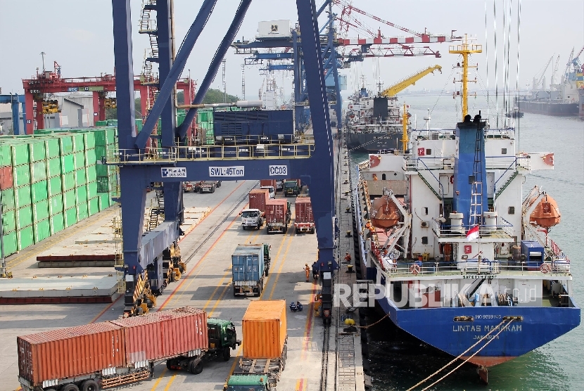 Aktivitas bongkar muat ekspor impor di Pelabuhan Tanjung Priok, Jakarta, Jumat (20/10).