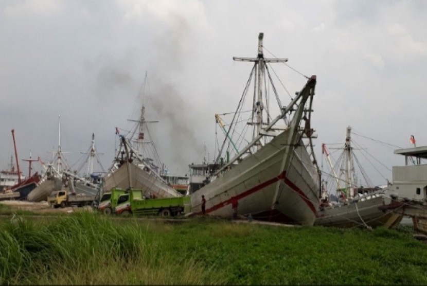 Aktivitas bongkar muat kapal pelayaran rakyat antar pulau di pelabuhan Sungai Lais, Palembang.