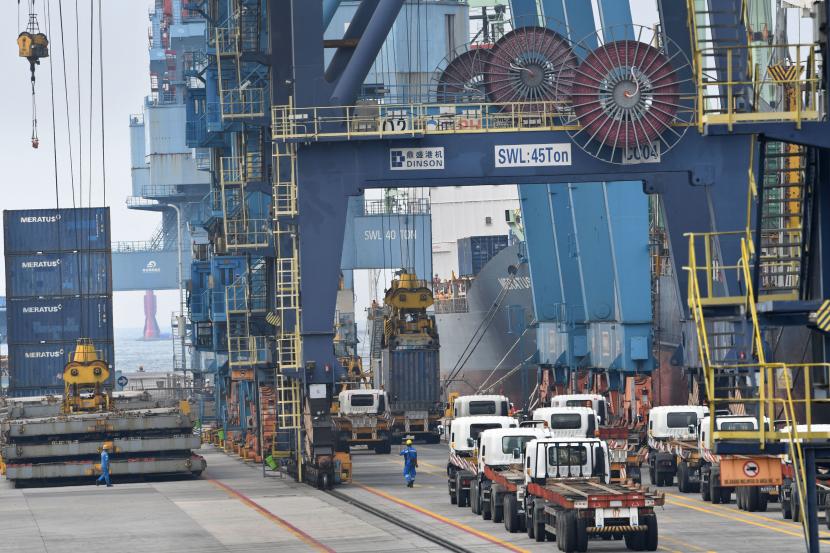 Aktivitas bongkar muat kontainer berlangsung di Pelabuhan Tanjung Priok, Jakarta, Jumat (16/9/2022). Badan Pusat Statistik (BPS) mencatat neraca perdangan Indonesia pada Februari 2023 kembali mengalami surplus.