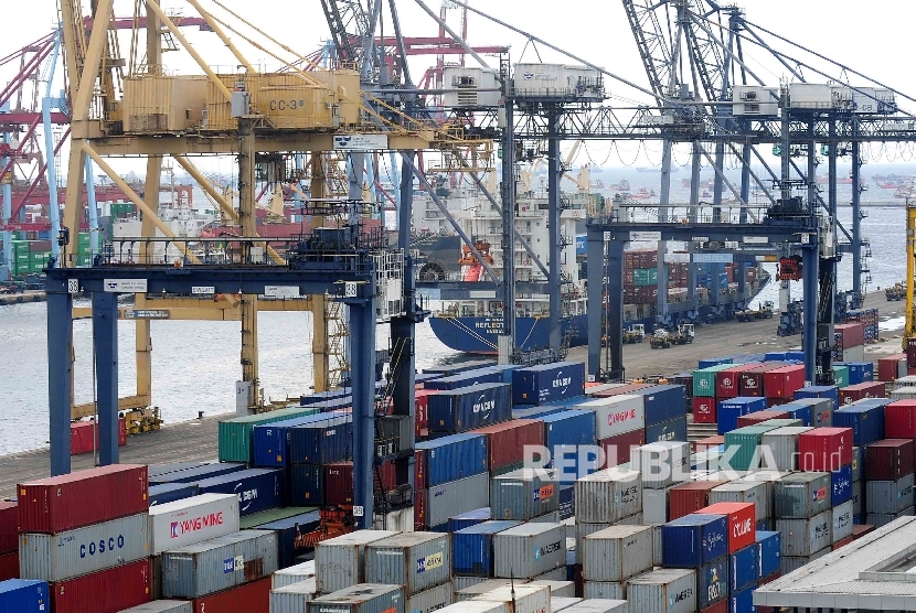 Aktivitas bongkar muat peti kemas di Jakarta Internasional Container Terminal (JICT) Tanjung Priok, Jakarta. (ilustrasi)