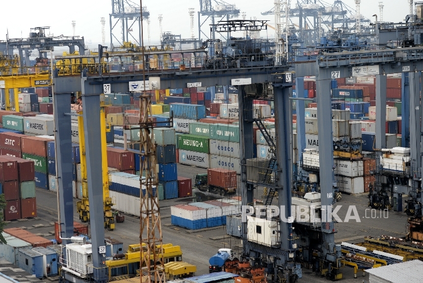  Aktivitas bongkar muat peti kemas di Jakarta International Container Terminal (JICT), Pelabuhan Tanjung Priok, Senin (17/4). 