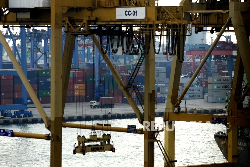  Aktivitas bongkar muat peti kemas di Jakarta International Container Terminal (JICT), Pelabuhan Tanjung Priok, Senin (17/4).