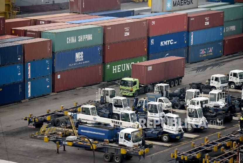 Aktivitas bongkar muat peti kemas di Jakarta International Container Terminal (JICT), Pelabuhan Tanjung Priok, Senin (17/4). 