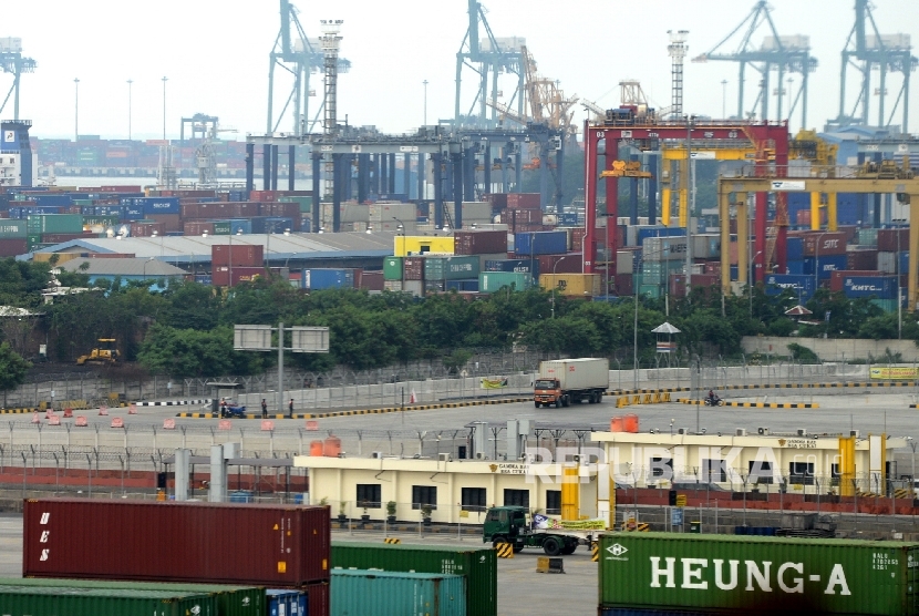 Aktivitas bongkar muat peti kemas di Jakarta International Container Terminal (JICT), Pelabuhan Tanjung Priok, Senin (17/4).