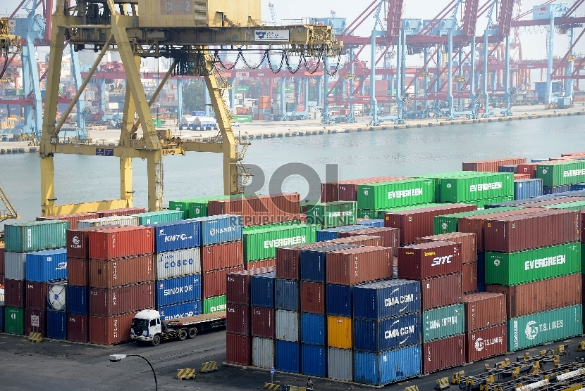 Aktivitas bongkar muat peti kemas di kawasan Pelabuhan Tanjung Priok, Jakarta, Senin (18/5).