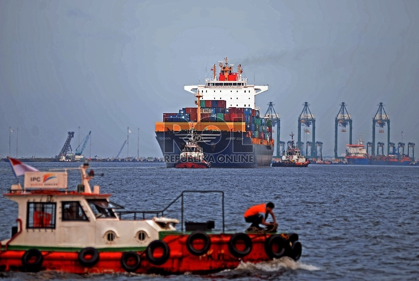 Aktivitas bongkar muat peti kemas di Pelabuhan Indonesia, Tanjung Priok, Jakarta, Ahad (15/11). (Republika/Prayogi)