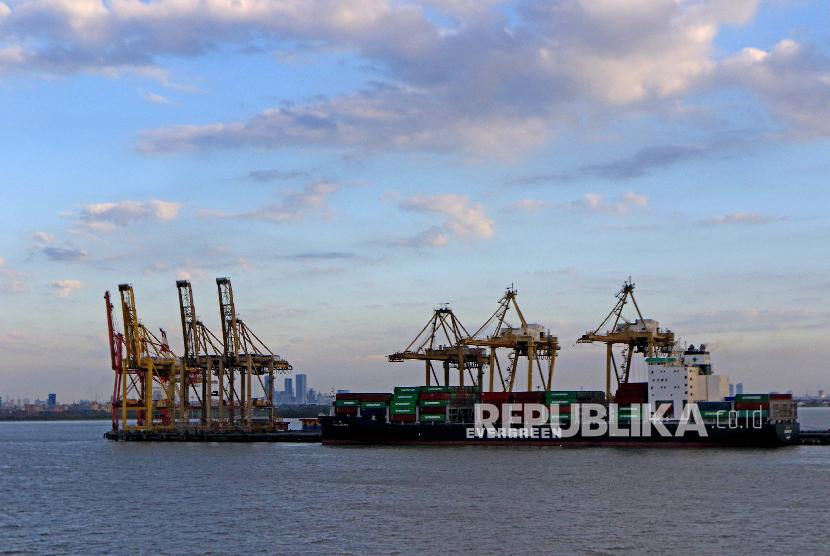 Aktivitas bongkar muat peti kemas di Pelabuhan Tanjung Perak, Surabaya, Jawa Timur (ilustrasi). PT Pelabuhan Indonesia III (Persero) atau Pelindo III mencatat adanya penurunan arus petikemas ekspor impor di dua terminal yang dikelola perusahaan.