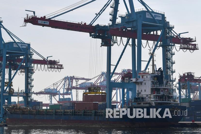 Aktivitas bongkar muat peti kemas di Pelabuhan Tanjung Priok, Jakarta, Rabu (29/4/2020).  Impor bahan baku mengalami kontraksi 7,30 persen pada periode Januar-April 2020.