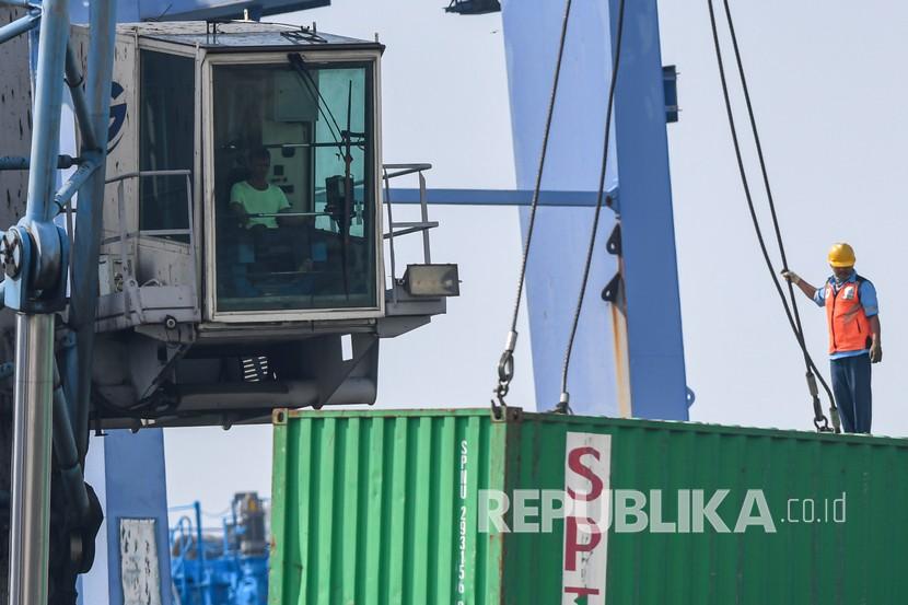 Aktivitas bongkar muat peti kemas di Pelabuhan Tanjung Priok, Jakarta, Rabu (29/4). Kinerja ekspor selama Januari hingga April 2020 masih mengalami pertumbuhan 0,44 persen dibandingkan periode yang sama pada tahun lalu di tengah tekanan ekonomi akibat pandemi Covid-19. 