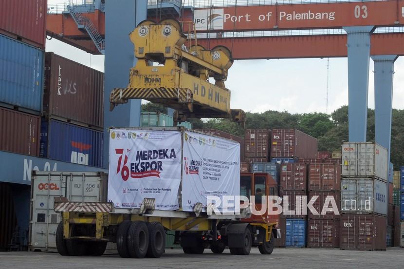 Aktivitas bongkar muat peti kemas pada Pelepasan Merdeka Ekspor di Pelabuhan Boom Baru Palembang, Sumatra Selatan, Sabtu (14/8/2021).