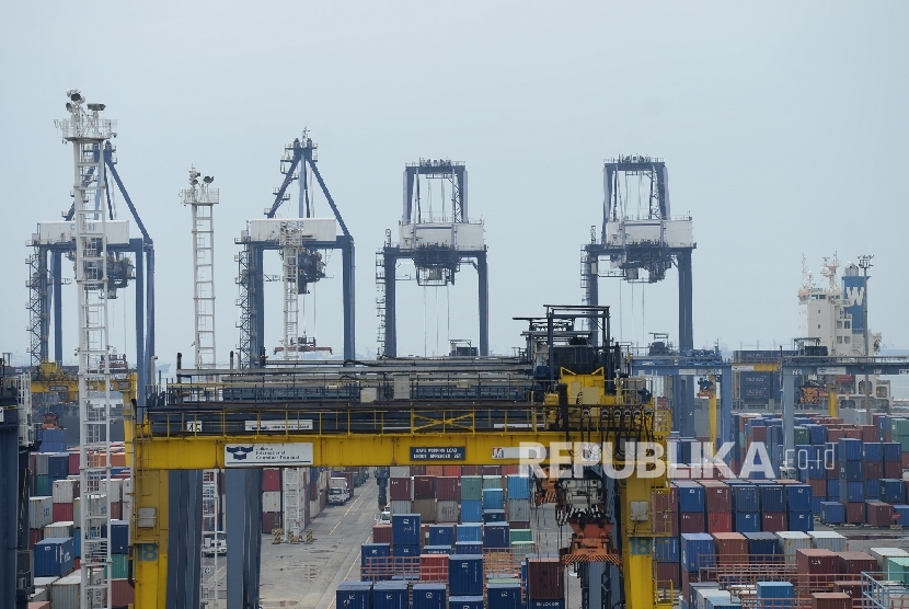 Aktivitas bongkar muat petikemas di JICT, Pelabuhan Tanjung Priok, Jakarta, Ahad (18/9). (Republika/ Wihdan)