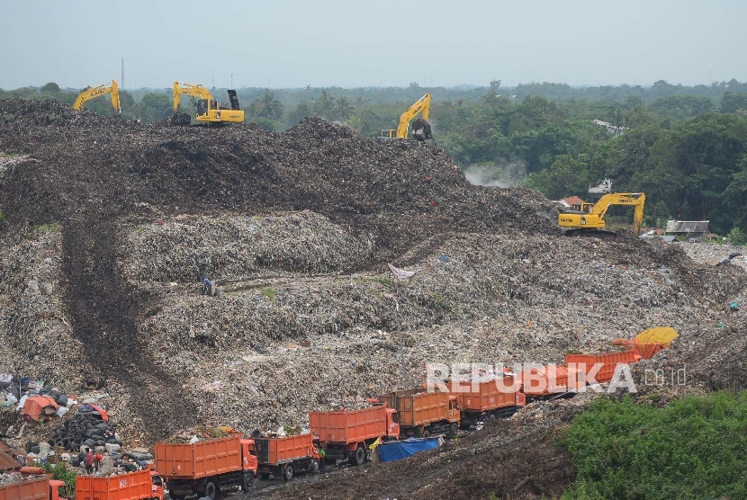  Aktivitas bongkar muat sampah di Tempat Pengolahan Sampah Terpadu (TPST) Bantar Gebang, Bekasi, Jawa Barat, Kamis (11/2).  (Republika/Raisan Al Farisi)