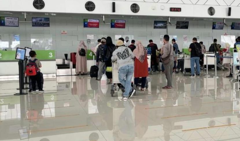 Aktivitas calon penumpang transportasi di Terminal Penumpang Bandara Internasional Jenderalo Ahmad yani Semarang, Jawa Tengah.