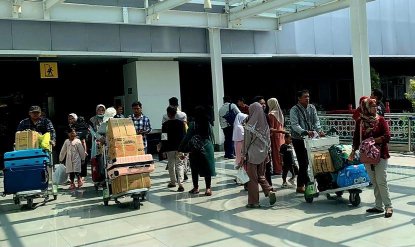 Aktivitas dan kesibukan yang terpantau di terminal penumpang Bandara Internasional Jenderal Ahmad Yani Semarang, Selasa (4/7). 