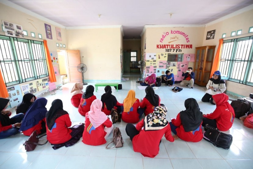 Aktivitas di Akademia Paradigta, Dusun Kampung Baru, Desa Sungai Ambangah, Sungai Raya, Kubu Raya,  Kalimantan Barat, Kamis (25/4).