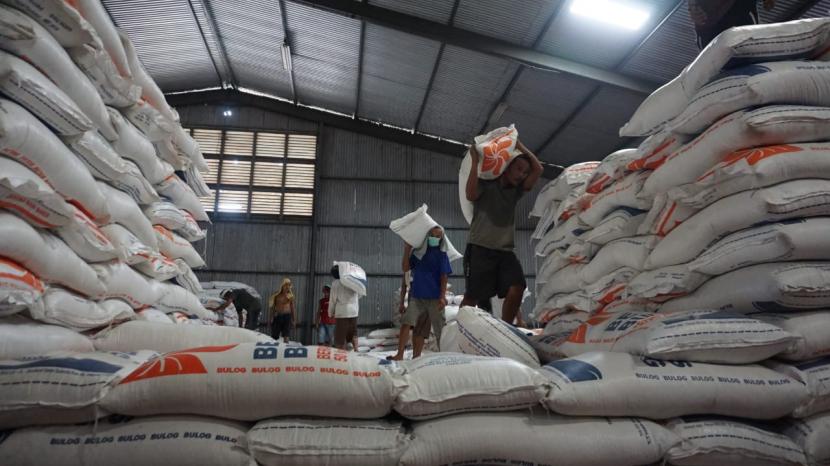 Aktivitas di gudang beras Bulog Sumatra Barat. Perum Bulog memastikan mampu mengatasi lonjakan kebutuhan pangan pokok pangan yang tak terduga pada saat ini. 