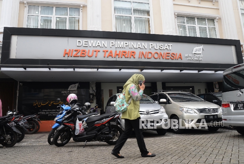  Aktivitas di kantor DPP Hizbut Tahrir Indonesia (HTI), Jakarta, Senin (8/5).