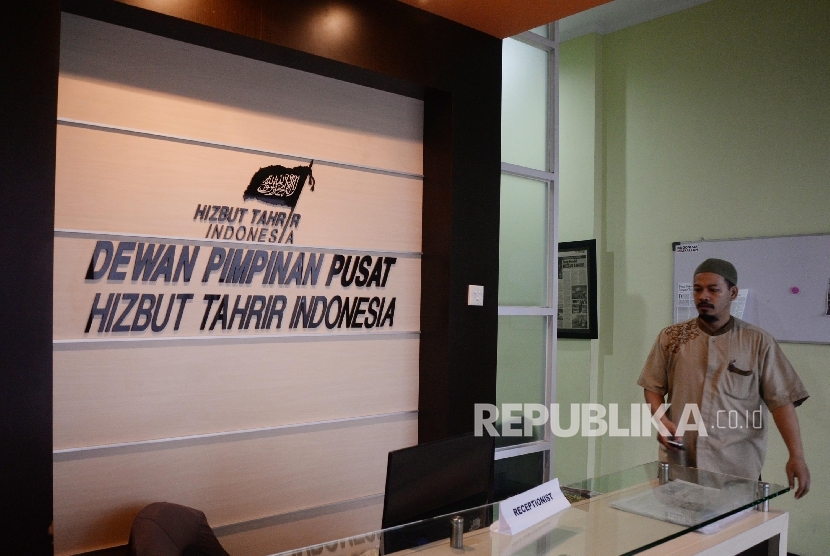 Aktivitas di kantor DPP Hizbut Tahrir Indonesia (HTI), Jakarta.