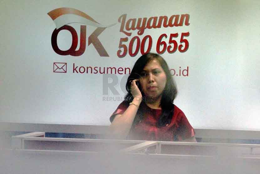 Aktivitas di kantor Otoritas Jasa Keuangan (OJK), Jakarta, Senin (22/9). (Republika/Yasin Habibi)