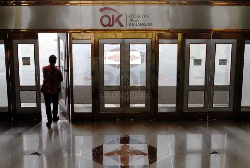Aktivitas di kantor Otoritas Jasa Keuangan (OJK), Jakarta, Senin (22/9). Otoritas Jasa Keuangan (OJK) berkomitmen terus mendorong peningkatan kualitas dan maturitas fungsi audit internal di bidang perbankan. 