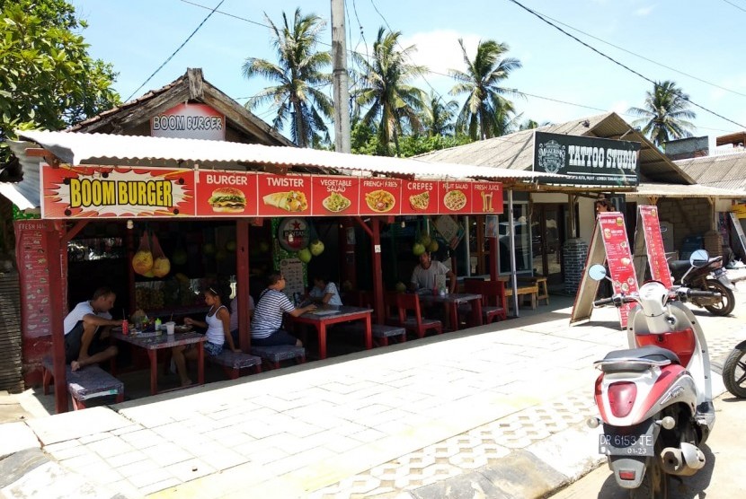 Aktivitas di kawasan Pantai Kuta, kawasan ekonomi khusus (KEK) Mandalika, Lombok Tengah, tampak lengang pada Sabtu (9/2).