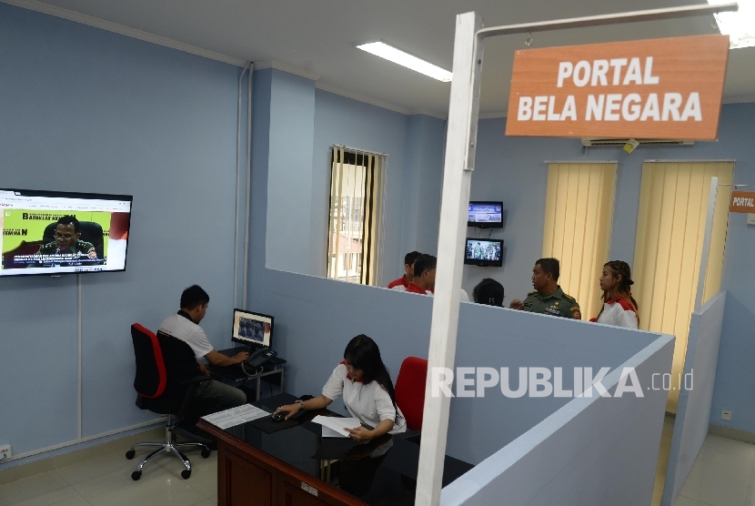 Aktivitas di laboratorium Bela Negara Badiklat Kemhan usai peluncuran, Jakarta, Senin (11/4). 