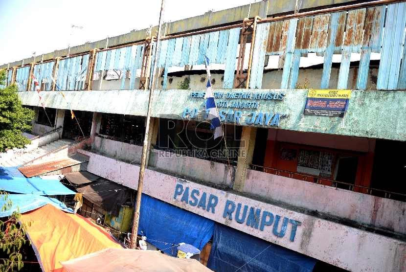 The government has collapsed the famous Pasar Rumput traditional market building in South Jakarta. It will be revitalized to a 24-26 floor rented flat. The modernized traditional market will be build in the first-three floor.    