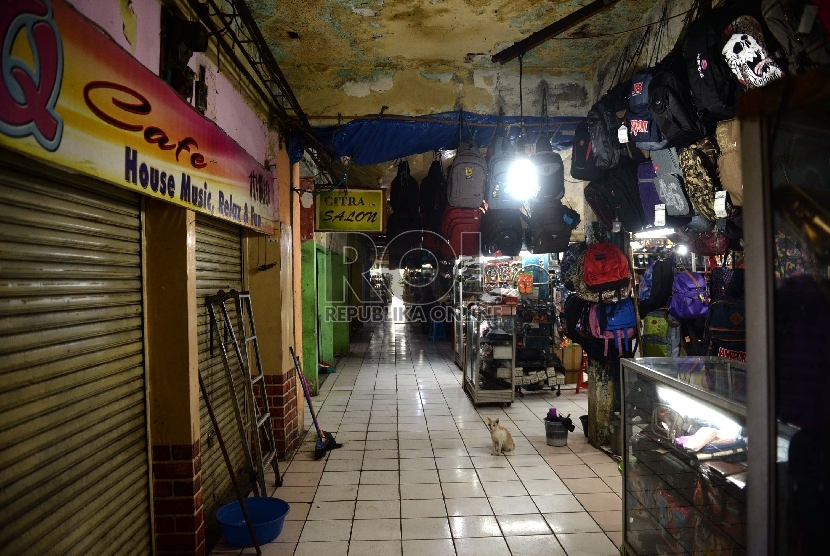 Aktivitas di lantai dua Pasar Rumput, Jakarta, Kamis (27/6).