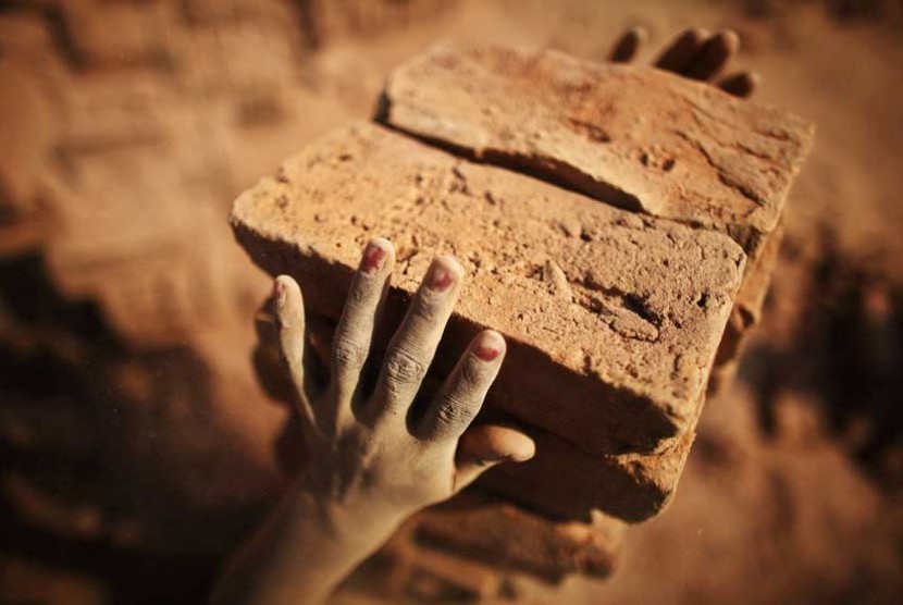 Uniknya membuat batu  bata  di Nepal Republika Online