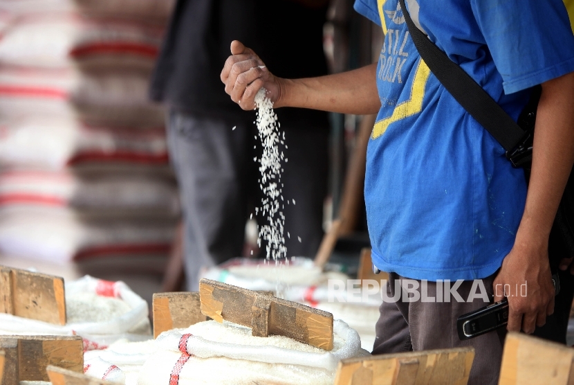 Aktivitas di Pasar Induk Beras Cipinang, Jakarta, Ahad (3/9).Pemerintah melalui Kementerian Perdagangan telah menetapkan Harga Eceran Tertinggi (HET) untuk komiditi beras yang mulai diberlakukan sejak Jumat (1/9).