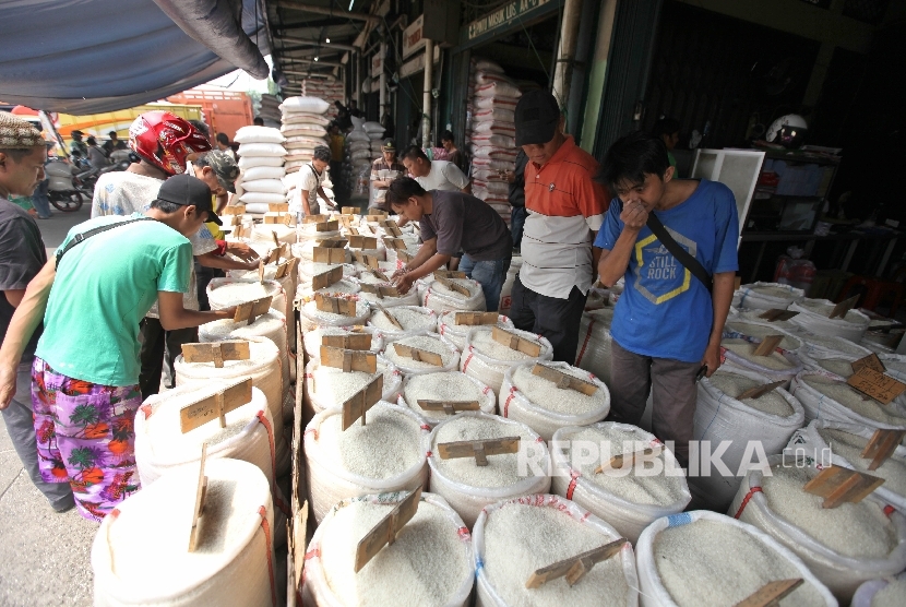 Aktivitas di Pasar Induk Beras Cipinang, Jakarta, Ahad (3/9).Pemerintah melalui Kementerian Perdagangan telah menetapkan Harga Eceran Tertinggi (HET) untuk komiditi beras yang mulai diberlakukan sejak Jumat (1/9). 