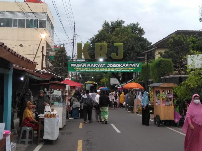 Aktivitas di Pasar Rakyat Masjid Jogokariyana Yogyakarta (ilustrasi)