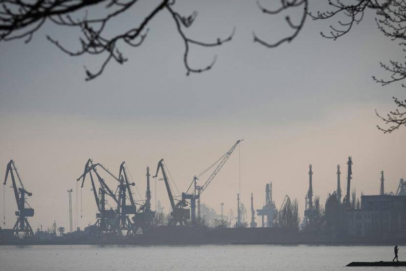 Aktivitas di pelabuhan di Kota Mariupol, Ukraina, Rabu (23/2/2022). Inggris akan memangkas tarif barang yang datang ke Inggris dari Ukraina.
