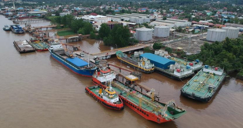 Aktivitas di Pelabuhan Samarinda. Ekspor nonmigas dari Provinsi Kalimantan Timur (Kaltim) ke sejumlah negara tujuan pada periode Januari-Juni 2022 mencapai 15,99 miliar dolar AS. Pelabuhan Samarinda menjadi yang terbanyak dalam memuat komoditas yang diekspor.