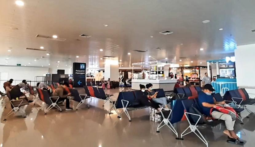 Aktivitas di ruang tunggu penumpang pesawat terbang di Bandara Internasional Jenderal Ahmad Yani Semarang, Kota Semarang, Jawa Tengah, Jumat (13/1). PT Angkasa Pura (AP) I (Persero) memastikan komitmennya untuk meningkatkan kinerja operasional dan keuangan demi target perusahaan pada 2023.