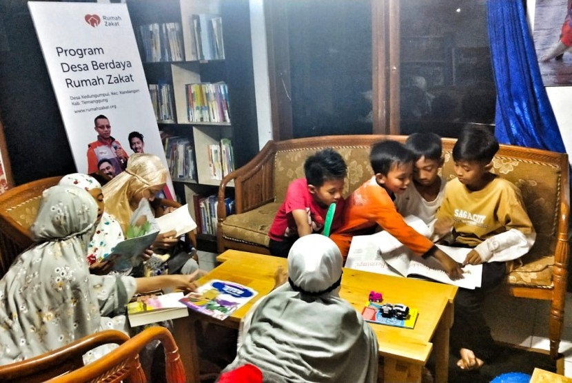 Aktivitas di Rumah Baca Sregep Sinau.