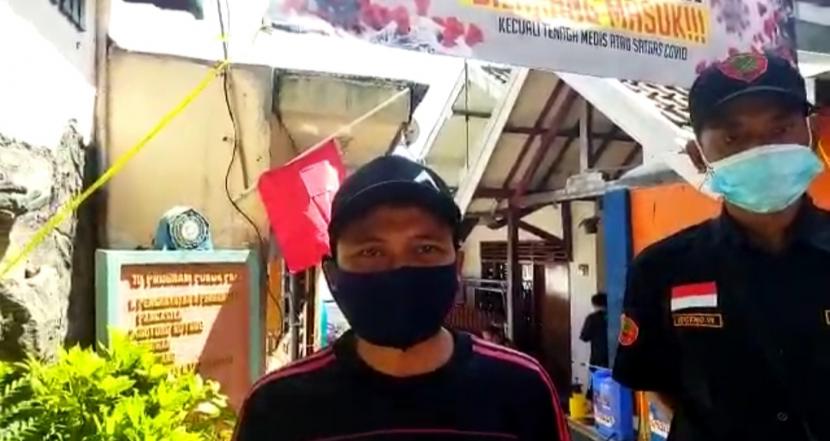 Aktivitas di wilayah RT 11 RW 02 Kelurahan Samaan, Kecamatan Klojen, Kota Malang ditutup sementara setelah 15 warganya terpapar Covid-19, Kamis (1/7). 