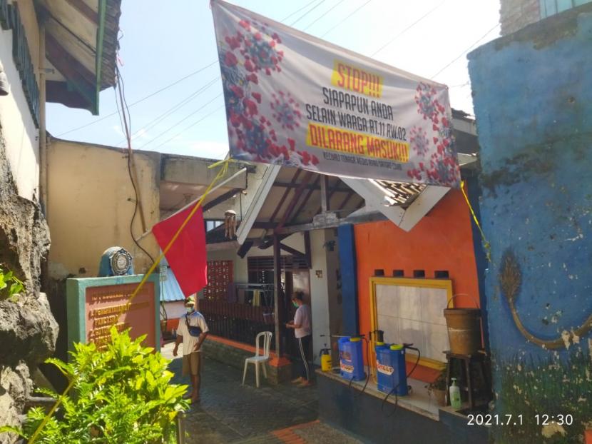 Aktivitas di wilayah RT 11 RW 02 Kelurahan Samaan, Kecamatan Klojen, Kota Malang ditutup sementara setelah 15 warganya terpapar Covid-19, Kamis (1/7). 