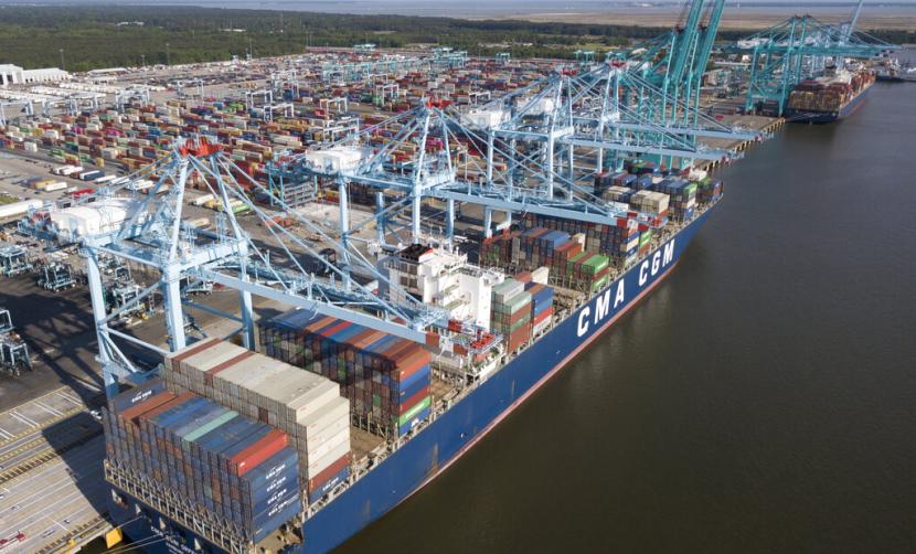Aktivitas ekspor-impor di Pelabuhan Virginia, Amerika Serikat. Pemerintah China mengeluarkan kebijakan pencabutan pengenaan tarif terhadap 65 item produk dari Amerika Serikat (AS).