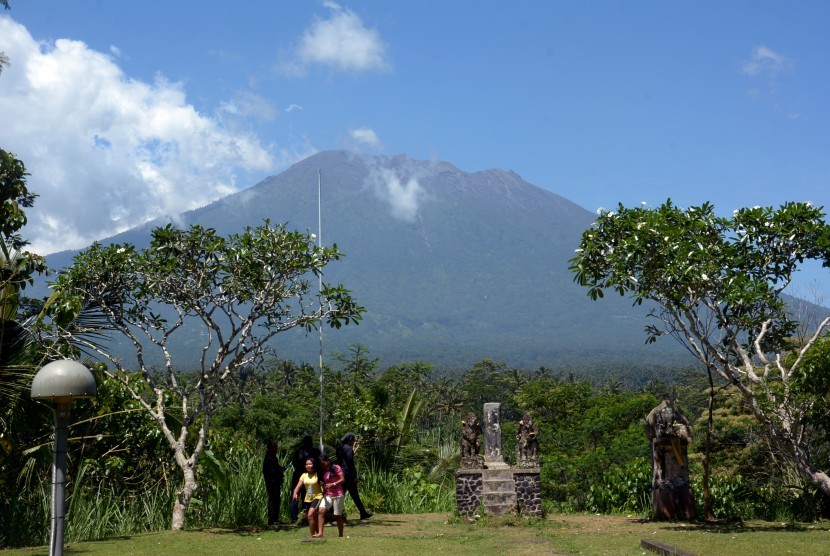 Aktivitas Gunung Agung yang dipantau dari posko pemantauan gunung di Desa Rendang, Karangasem, Bali, Minggu (29/10). 