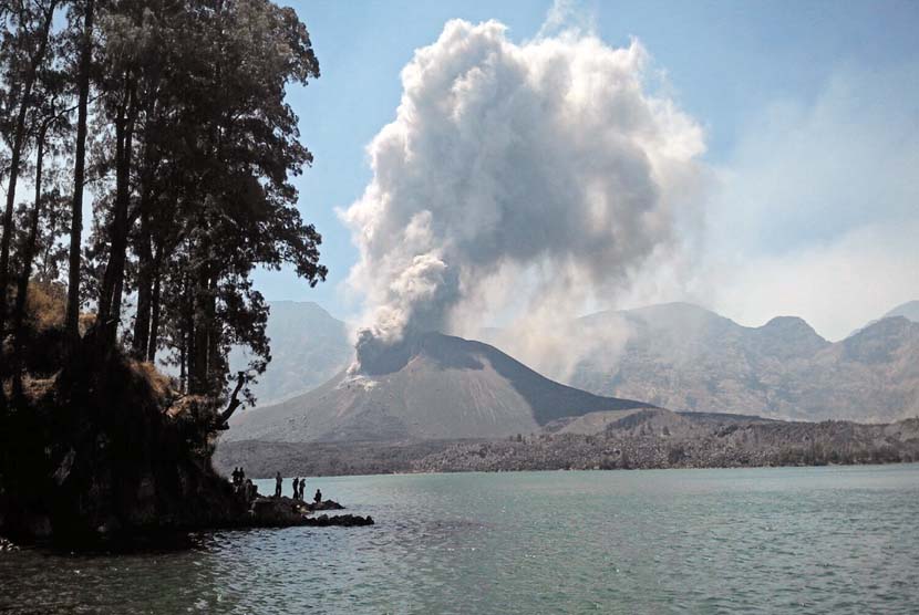 Aktivitas Gunung Barujari yang berada di tengah danau Segara Anak mengeluarkan debu vulkanik saat meletus di Sembalun, Lombok Timur, NTB, Ahad (25/10). 