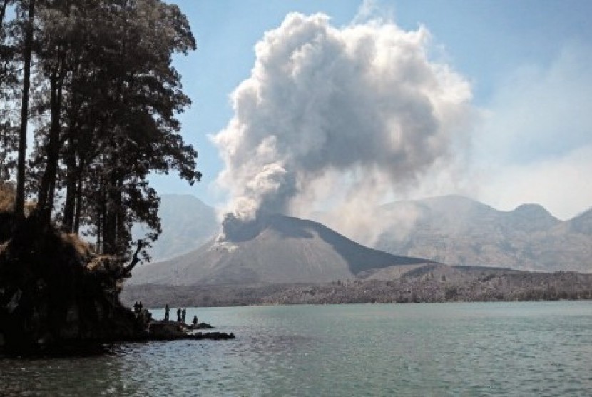 Aktivitas Gunung Barujari yang berada di tengah danau Segara Anak mengeluarkan debu vulkanik saat meletus di Sembalun, Lombok Timur, NTB, Ahad  (25/10)